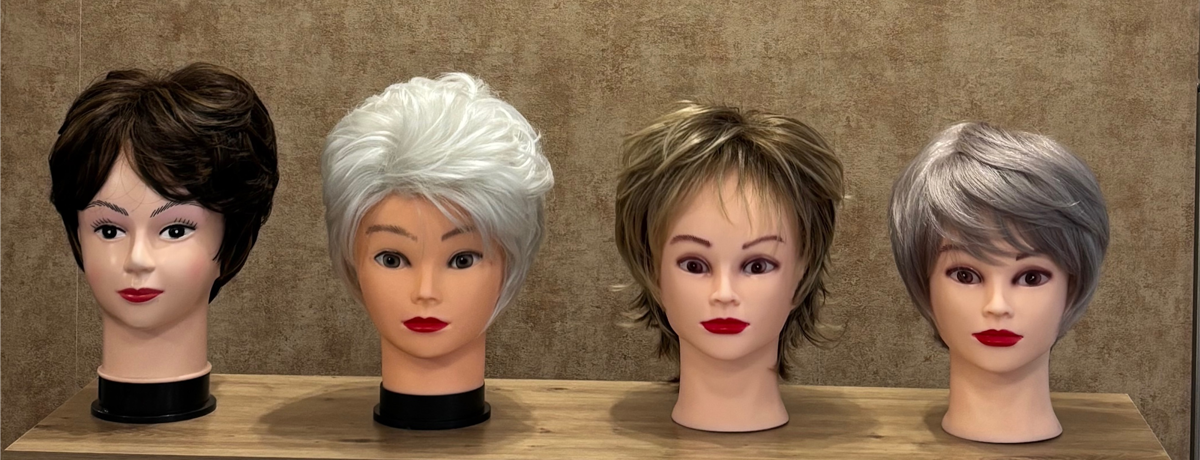 Vier Beispielperücken mit kurzem Haar