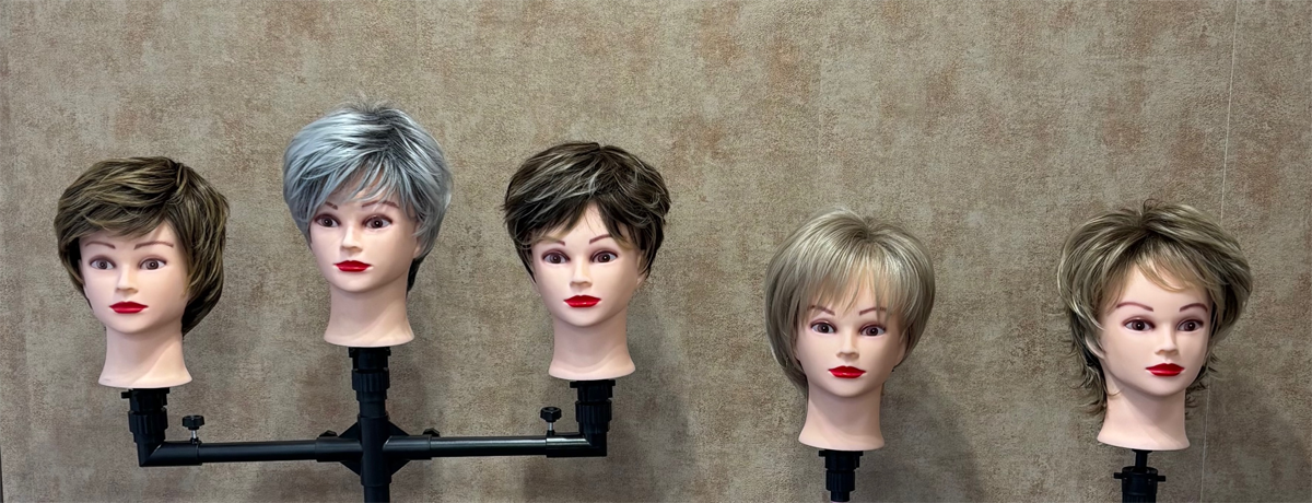 Fünf Beispielperücken mit kurzem Haar