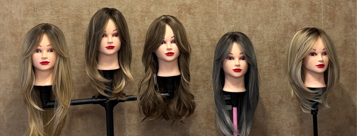 Fünf Beispielperücken mit langem Haar